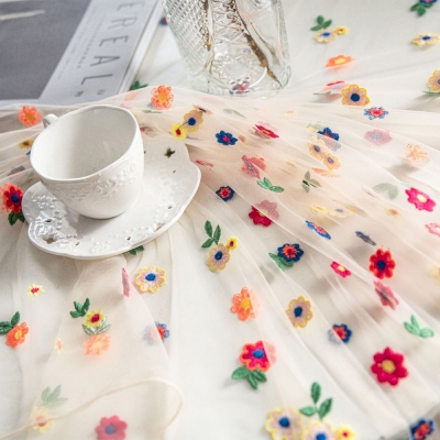 Nappe en dentelle brodée de fleurs colorées
