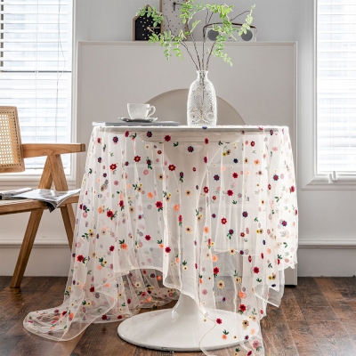 Nappe en dentelle brodée de fleurs colorées