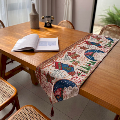 Chemin de table de Noël, motifs Père Noël & chaussettes, pompons rouges