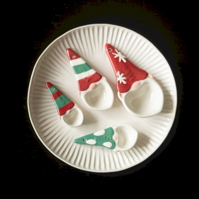 Lot de 4 Cuillères Doseuses de Noël en Céramique, Lutins Peints à la Main, Rouge et Vert