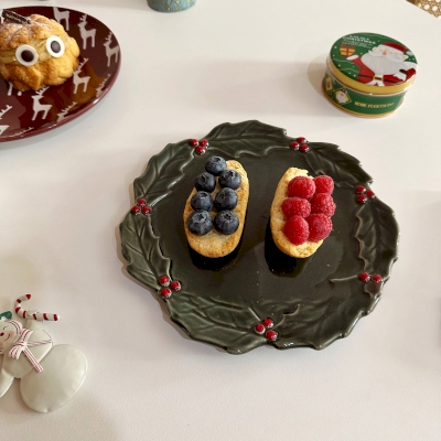 Assiette de Noël HOUXIA, Feuillage Vert Foncé et Baies Rouges en Relief