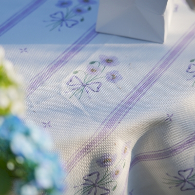 Nappe VIOLEINE, Motif Petites Fleurs Champêtres Violette Pastel, Bordure en Dentelle Effet Lin