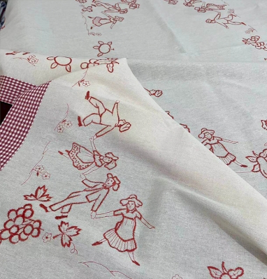 Nappe Brodée Vintage, Coton Naturel, Motifs Personnages Champêtres et Bordure Vichy Rouge