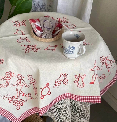 Nappe Brodée Vintage, Coton Naturel, Motifs Personnages Champêtres et Bordure Vichy Rouge