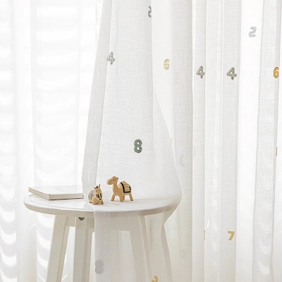 Tenda in voile NUMERA realizzata su misura, in tessuto effetto lino, con ricamo di numeri giocosi.