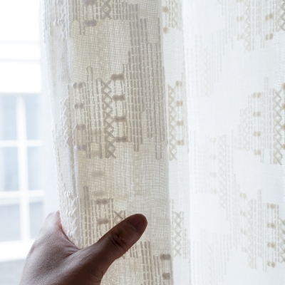 CALYSSA Tende trasparenti su misura, in tessuto jacquard testurizzato con motivo geometrico ricamato