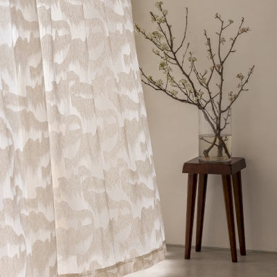 Tenda trasparente su misura NUAGELLE, tessuto effetto lino con effetto bruciato, motivo astratto a nuvole beige naturale.