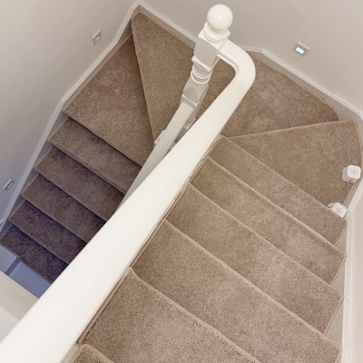 Tapis de Marche d’Escalier Sur Mesure NOVÉA, Texture Moelleuse et Maintien Sans Colle